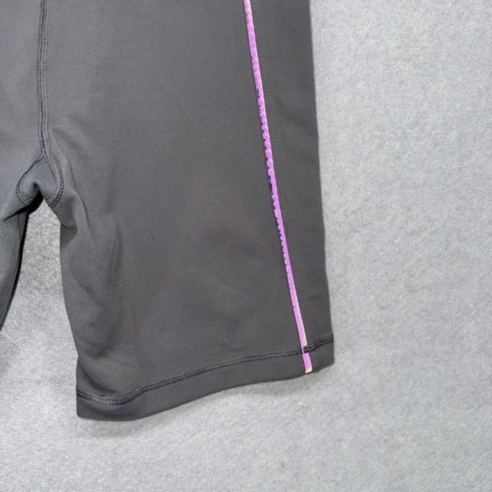 TNA Aritzia Shorts Womens Size Small Gray Atmosphere Biker Reflective‎ Workout